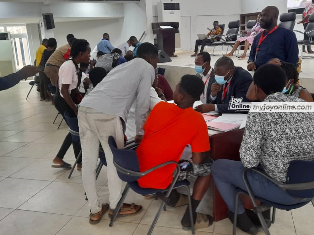 HUNDREDS FLOCK GNAT HALL FOR SHS SELF-PLACEMENT AFTER MISSING AUTOMATIC ADMISSION